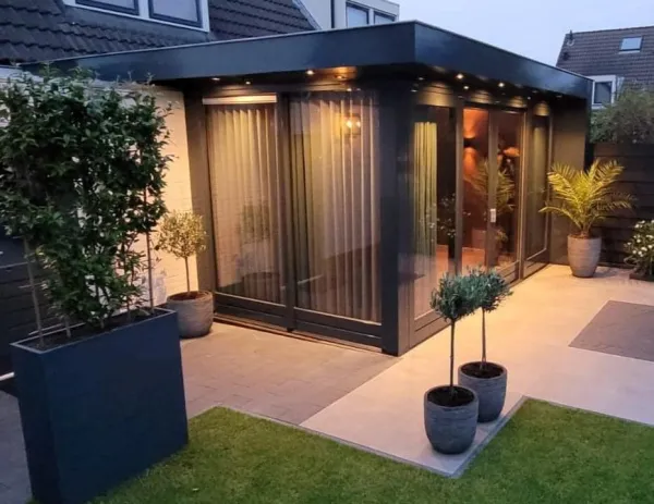 
Aanbouw woning met zwarte kozijnen