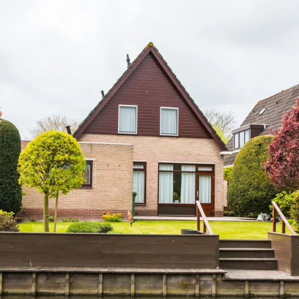 aanbouw om woning heen